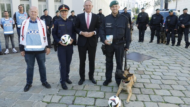 A labdán: Karner miniszter minden jót kíván Kathrin Hornnak (balról a 2.) és kollégáinak az Európa-bajnokságon végzett feladataikhoz - "jól felkészültek". (Bild: Holl Reinhard)