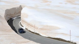 Bis zu acht Meter hoch sind die Schneewände noch. Und nicht nur Schnee liegt hier – auch ...
