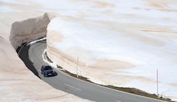 Bis zu acht Meter hoch sind die Schneewände noch. Und nicht nur Schnee liegt hier – auch Exotisches!  (Bild: Birbaumer Christof)