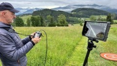 Bei der Rehkitzrettung ist während der Setzzeit von Rehwild im Mai und Juni Hochbetrieb. Hans-Jörg Gschwendtner ist einer der geschulten Drohnen-Piloten. (Bild: Rehkitz & Copterrettung)