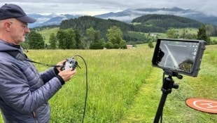 Bei der Rehkitzrettung ist während der Setzzeit von Rehwild im Mai und Juni Hochbetrieb. Hans-Jörg Gschwendtner ist einer der geschulten Drohnen-Piloten. (Bild: Rehkitz & Copterrettung)