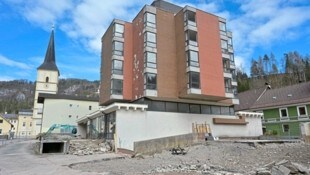 Beim Hotel Obir in Bad Eisenkappel wird bereits gearbeitet. Zwei Gebäude an den Seiten wurden ...
