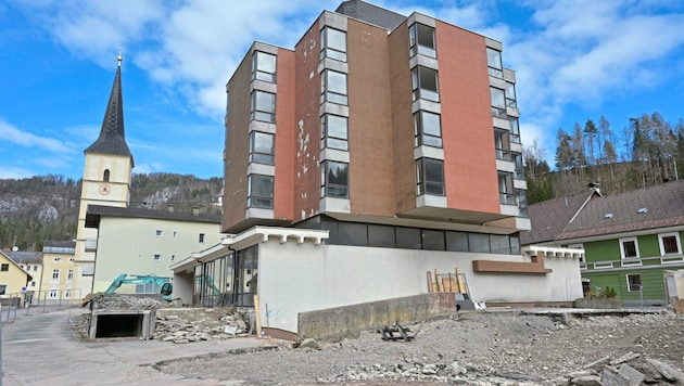 Beim Hotel Obir in Bad Eisenkappel wird bereits gearbeitet. Zwei Gebäude an den Seiten wurden bereits geschliffen. Das Gebäude wird im Inneren bald im neuen Glanz erstrahlen. (Bild: Evelyn Hronek/EVELYN HRONEK)