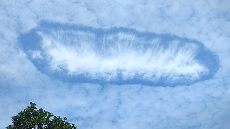 In der Wolkendecke tat sich plötzlich ein merkwürdiges Loch mit einem weißen Streifen in der Mitte auf. (Bild: kameraOne (Screenshot))