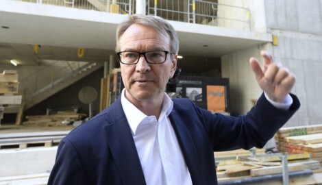 Ex-Signa-Geschäftsführer Stadlhuber vor dem Betongerippe namens „Lamarr“ (Bild: APA/ROBERT JAEGER)