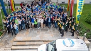 Gruppenbild vor der Landesregierung zum 25-Jahr-Jubiläum (Bild: zVg)