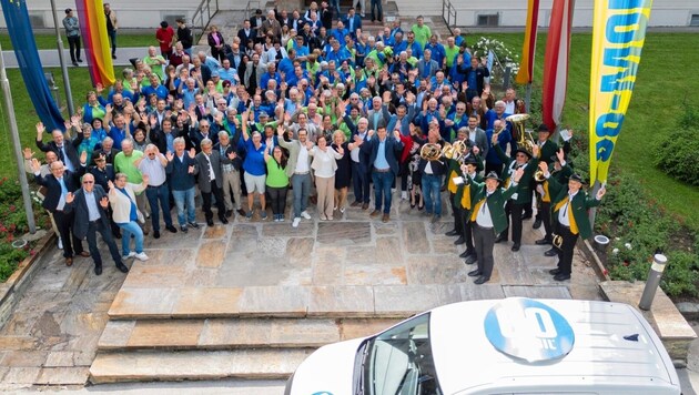 Group picture in front of the provincial government to mark the 25th anniversary (Bild: zVg)