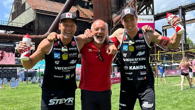 Alex Horst (li.) jubelte mit Julian Hörl und Trainer Martin Olejnak. (Bild: Alex Prietzel)