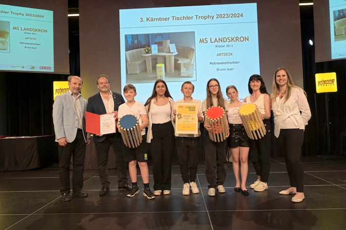 Die siegreichen Designer aus Landskron mit Teilen ihres Möbels.