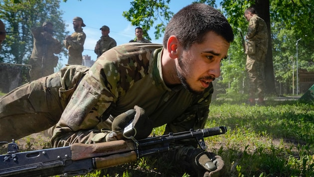 Újonnan toborzott ukrán katonák kiképzés közben Kijevben (Bild: AP ( via APA) Austria Presse Agentur/Efrem Lukatsky)