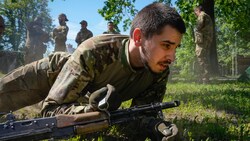 Neu rekrutierte ukrainische Soldaten beim Training in Kiew (Bild: AP ( via APA) Austria Presse Agentur/Efrem Lukatsky)