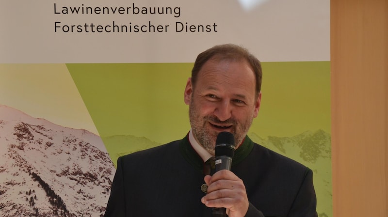 Hausherr Daniel Kurz bei seiner „Laudatio“ (Bild: Hubert Daum)