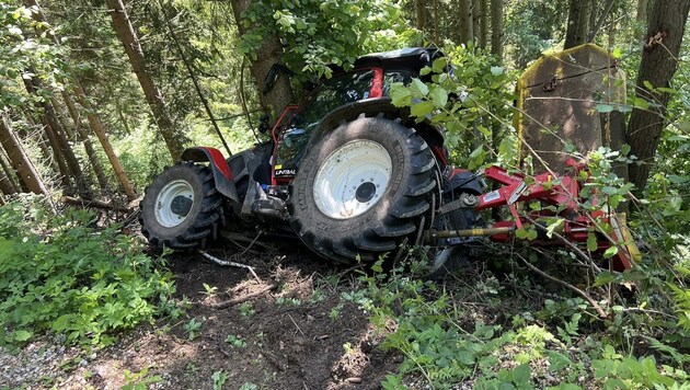 The tractor got stuck between trees (Bild: FF St. Peter-Freienstein)