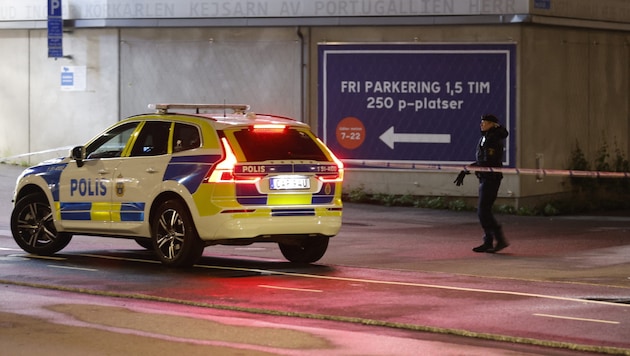 Rendőrök a bűncselekmény helyszínén, a parkolóban. (Bild: APA/AFP/TT NEWS AGENCY/TT/Adam Ihse)