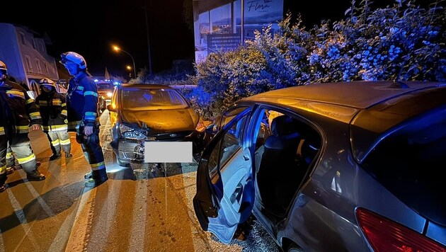 Krumpendorf itfaiyesi Perşembe gecesi meydana gelen bir trafik kazasının güvenliğini sağlamak ve olay yerini temizlemek için çağrıldı. (Bild: FF Krumpendorf)