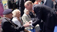 Prinz William im Gespräch mit Kriegsveteranen (Bild: APA/.Andrew Matthews/Pool via AP)