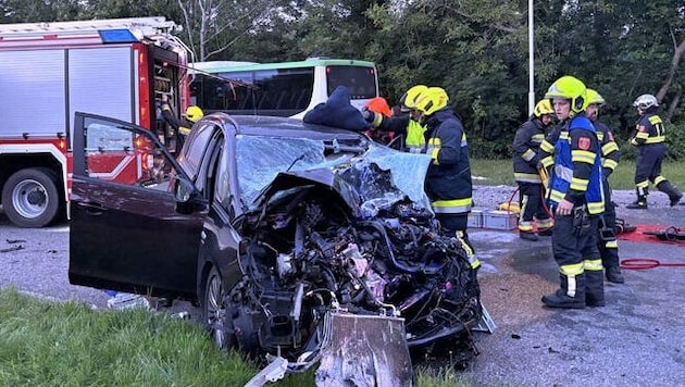 Three people were injured in the head-on crash on Wednesday evening (Bild: ASB Christopher Neumayer FF Schönau/Triesting)