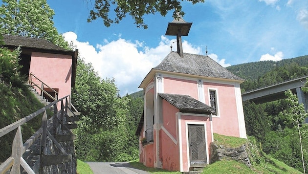 Unusual: the church in Gmünd, divided by a road. The curious building is part of the extensive program during the Long Night of Churches on 7 June. (Bild: Stadtgemeinde Gmünd)