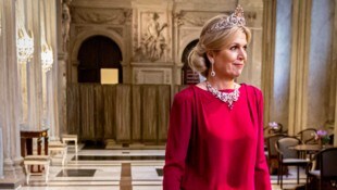 Königin Maxima der Niederlande zeigte sie in einem roten Kleid.