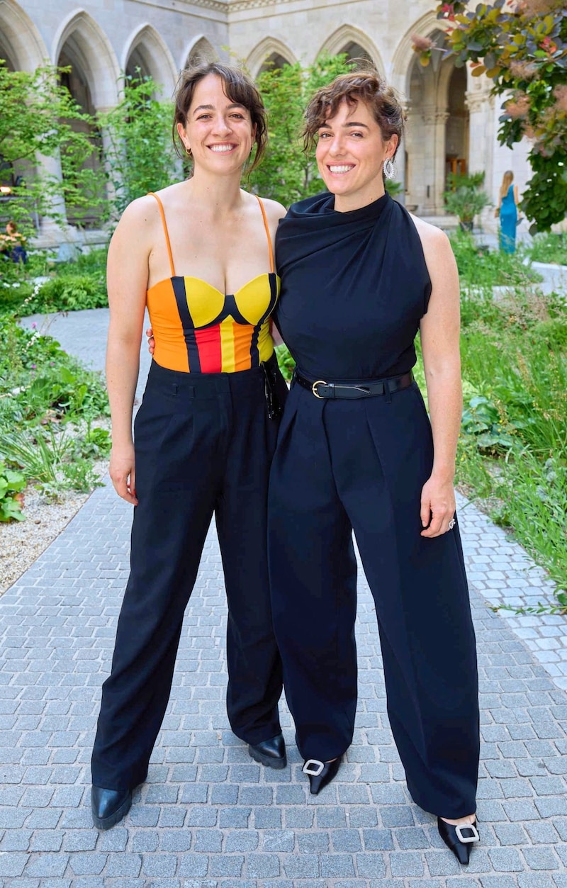 Verena Altenberger (right) attended the award ceremony with her sister Judith Altenberger. (Bild: Tuma Alexander/Starpix / A. Tuma)