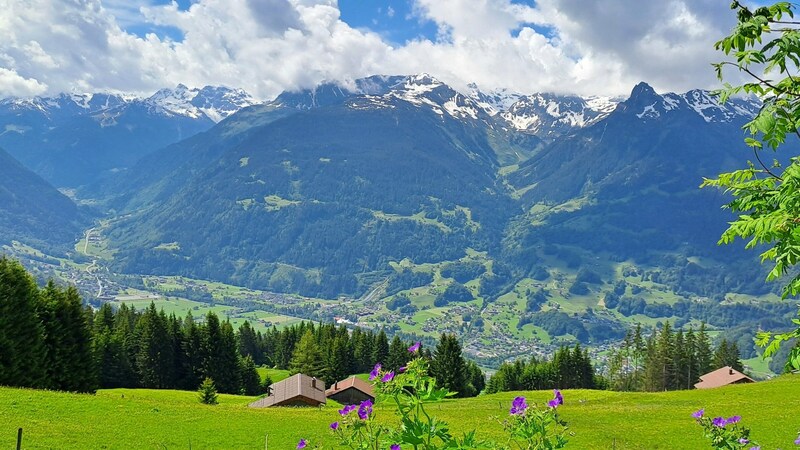 Der Blick von Bartholomäberg auf die gegenüberliegenden Gebirgsketten und die Talsohle des Montafons. (Bild: Bergauer Rubina)