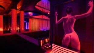 Swingerclubs haftet oft ein anrüchiges Schmuddel-Image an. Über ein überholtes Bild, was dort genau geschieht und wie sich Paare vor ihrem ersten Mal „swingen“ vorbereiten sollten. (Bild: Stephan Rumpf / SZ-Photo / picturedesk.com)