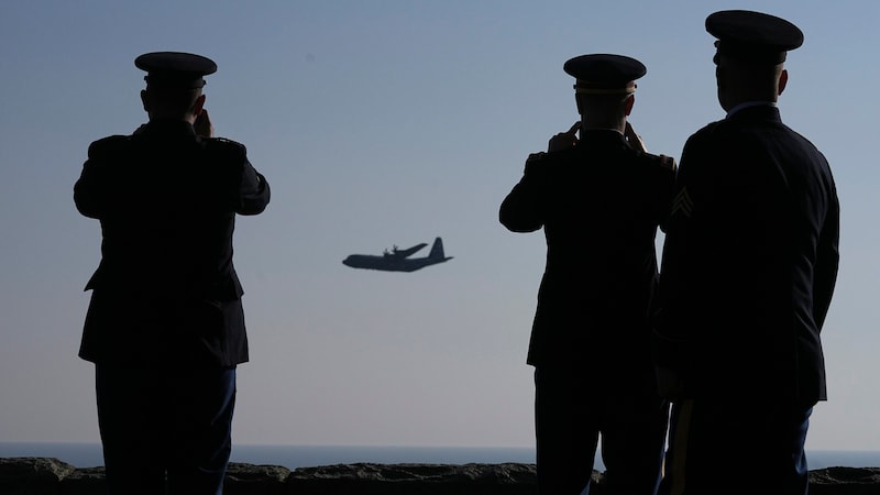 Soldaten in Colleville-sur-Mer (Bild: AP)