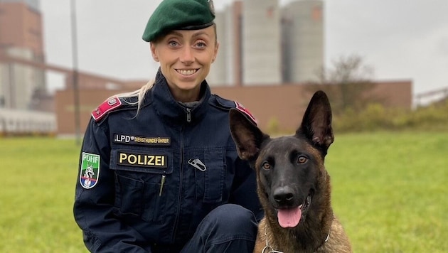 Service dog handler Andrea T. and "super sniffer" Cox (Bild: LPD Oberösterreich)