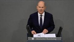 Der deutsche Kanzler Scholz (SPD) bei seiner Rede am Donnerstag (Bild: APA/AFP/JOHN MACDOUGALL)