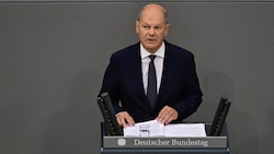 Der deutsche Kanzler Scholz (SPD) bei seiner Rede am Donnerstag (Bild: APA/AFP/JOHN MACDOUGALL)