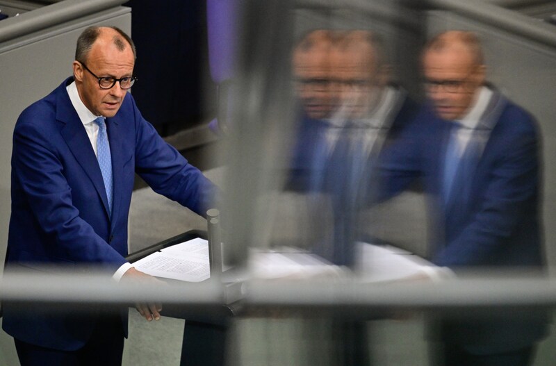 CDU-Chef Merz bei seiner Replik auf die Kanzlerrede im Berliner Bundestag (Bild: APA/AFP/JOHN MACDOUGALL)