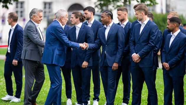 Bundespräsident Alexander Van der Bellen ist ein großer Fan des österreichischen Fußball-Nationalteams. (Bild: APA/GEORG HOCHMUTH)