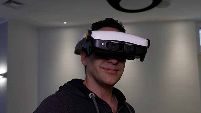 Using VR glasses, the patient can explore how they would see after an operation.