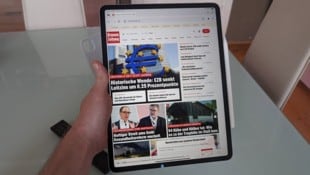 Das neue iPad Air ist nicht schwerer als seine Ahnen, aber mit 13 Zoll Diagonale deutlich größer – und eine Spur unhandlicher. (Bild: Dominik Erlinger, Krone KREATIV)