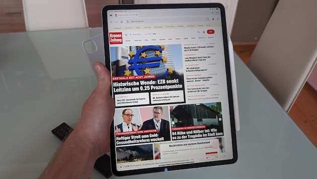 Das neue iPad Air ist nicht schwerer als seine Ahnen, aber mit 13 Zoll Diagonale deutlich größer – und eine Spur unhandlicher. (Bild: Dominik Erlinger, Krone KREATIV)