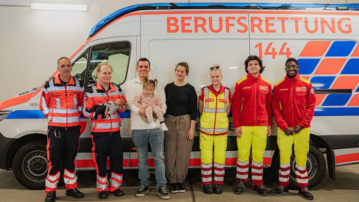 Acil sağlık görevlisi Markus, acil doktoru Fritz ile küçük Jonas Elian, baba Marcel ile kızı Pia, anne Nike, sağlık görevlisi Lisa, sağlık görevlisi Maxwell ve sağlık görevlisi Loris (soldan sağa)