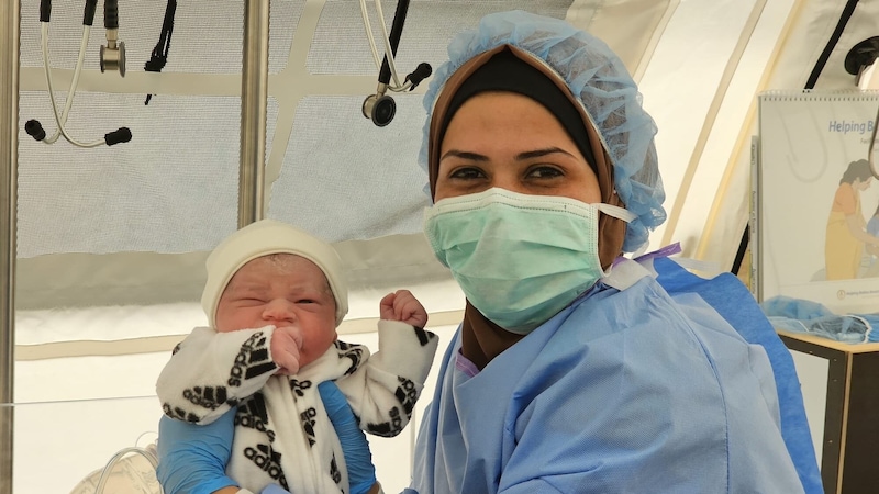 Az első császármetszéssel világra hozott baba az újonnan megnyitott kórházban. (Bild: ICRC)