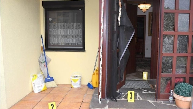 The crime scene in Würnitz: the husband rushed to help his wife, was attacked himself and shot the robbers with a legally possessed weapon before fleeing. (Bild: LPD NÖ)