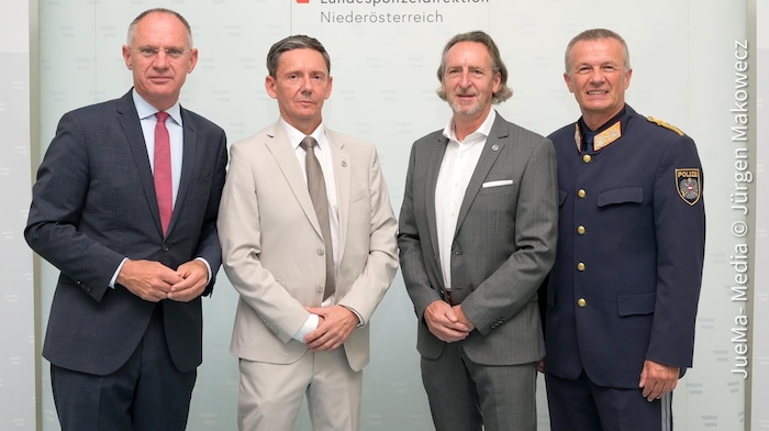 Präsentierten erfolgreichen Schlag gegen die organisierte Kriminalität: Innenminister Gerhard Karner, LKA-Chef Stefan Pfandler, Ermittlungsleiter Josef Deutsch und Polizeidirektor Franz Popp (v. li.). 
