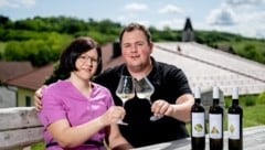 Weinselig: Winzer Thomas Stopfer und Partnerin Daniela Summer, die am Wagram ihre köstlichen ...