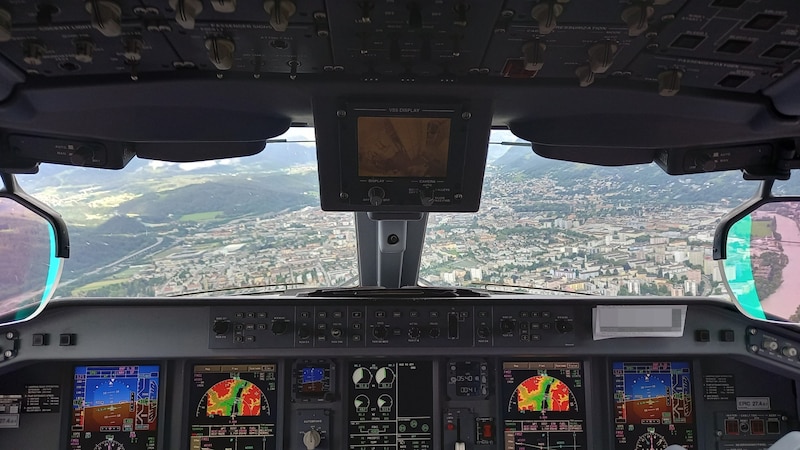 Die „Tiroler Krone“ durfte im Jumpseat im AUA-Cockpit beim Landeanflug in Innsbruck und Wien Platz nehmen. (Bild: Manuel Schwaiger/Krone KREATIV)