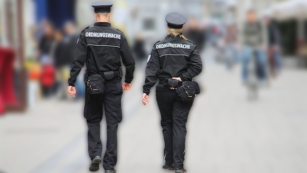 The police now patrol outside schools in Graz (Bild: Krone KREATIV/Christian Jauschowetz)