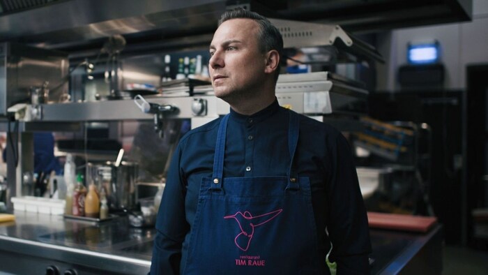 Mit zwei Michelin-Sternen dekoriert: Tim Raue gibt aufstrebenden Köchinnen und Köchen nützliche Tipps für ihren Weg bis ganz nach oben.