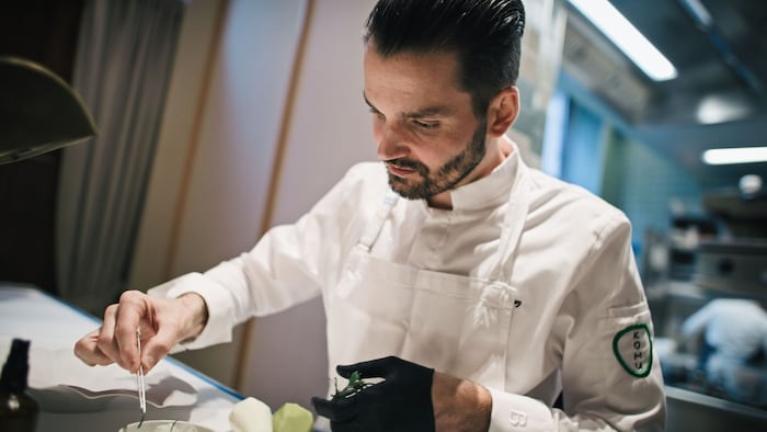 Einer von Raues jungen Kollegen: Für Christoph Kunz‘ neu eröffnetes Restaurant „KOMU“ in München sind die Michelin-Sterne finanziell lebensnotwendig.