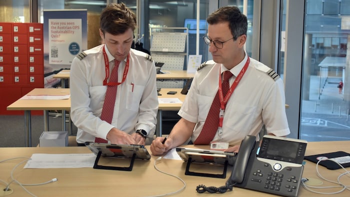 Copilot Alexander Schönegger (li) und Kapitän Roman Henninger bereiten sich vor. 
