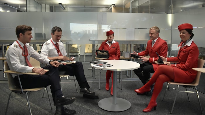Die gesamte Crew beim Briefing.