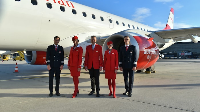 Copilot Alexander Schönegger, Flugbegleiterin Charlotte Kres, Purser Robert Steinmetz und Gloria ...