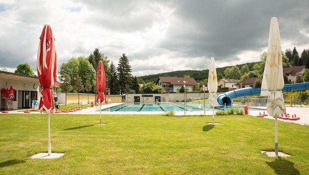 Die Sanierung des Freibades wird unter anderem als Grund für die hohen Kosten der „PKomm GmbH“ genannt. (Bild: Strandbad Pressbaum, Nadja Büchler)