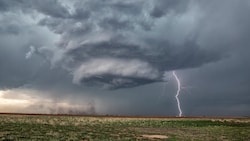 Superzellen bringen heftige Unwetter mit Hagel, Orkanböen und Tornados. (Bild: ROGER HILL / Science Photo Library / picturedesk.com)