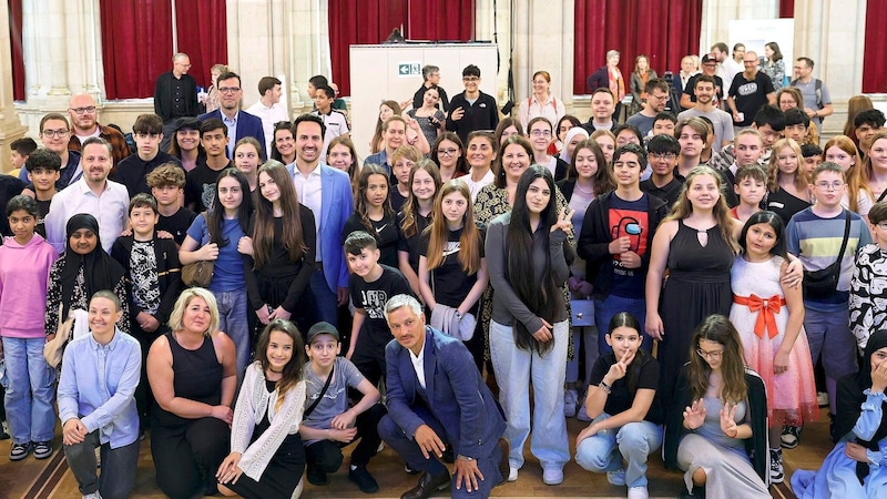 Die Vizebürgermeister Wiederkehr und Gaál (3. Reihe) begrüßten die teilnehmenden Schüler des Projekts „Respekt“ . (Bild: Stadt Wien/Martin VOTAVA)